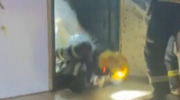 消防员火场摔倒瞬间转身护住老人