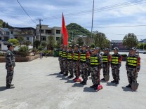 喜迎二十大·全域文明创建在行动丨凤凰县千工坪镇：一群“迷彩绿”助力美丽乡村建设