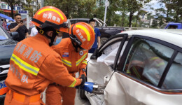 两车相撞司机被困 桑植消防火速救援