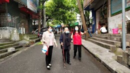泸溪：志愿队服务老年人接种疫苗