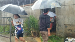 洪水致百名学生被困 消防队员与群众冒雨转移