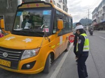 喜迎二十大·全域文明创建在行动丨凤凰：整治校车顽瘴痼疾 护航学生出行安全