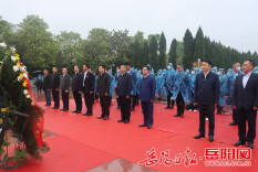 快讯丨纪念任弼时同志诞辰118周年 谢胜一行向任弼时同志铜像敬献花篮