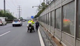 长沙一老人车流中淡定独行，交警铁骑紧跟其后“护驾”