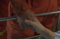 女孩见到了救她的消防员，泪流满面：“我觉得你就是我的榜样”。