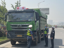 娄星区：路警联合 重拳治超