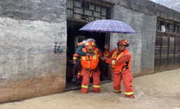 突降暴雨90岁老人被困 宁远消防紧急救援