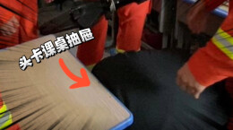 男孩午休头卡课桌抽屉全班围观救援