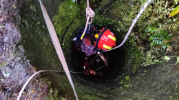 湘西凤凰 ：6岁男孩玩耍不慎跌落8米枯井 消防迅速救援