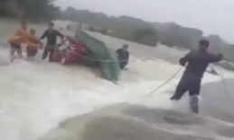 命悬一线！两名老人被洪水围困 警民合力成功营救