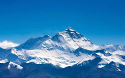 4名中国登山者登顶珠峰