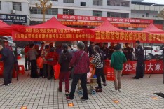 双牌：纪检干部街头“摆摊”开展信访宣传