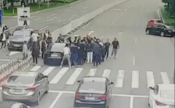 湘潭一男童被卷车底，所有车全部停下帮忙