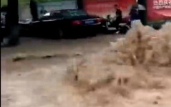 通道双江镇遭暴雨袭击 路面积水现“井喷”