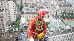 看，“蜘蛛人”的高空之舞