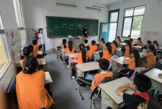 大学生与小学生“对话”六一嗨翻天