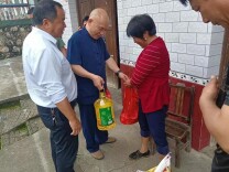龙塘镇：乡贤送温暖 情系众乡亲