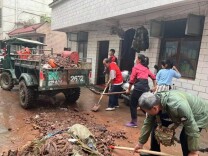 凤凰：党员先锋勇担当 防汛一线党旗红