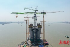 震撼！全球首台万吨米级塔机傲立长江 中联重科缔造“速度质量”双神话