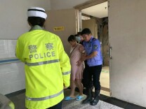 险！临产孕妇受困雨中羊水已破 暖！凤凰交警紧急护送就医母子平安