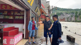 凤凰城管：出动队员近1000人次守护古城 保障广大群众和游客的生命财产安全