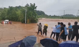 麻阳暴雨3人被困车中 他们紧急救援！