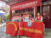 烈阳下的爱！岳阳楼区志愿者高考首日战高温