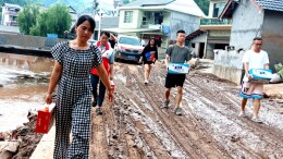 抗灾救灾丨泸溪县红十字会联合爱心商家慰问受灾群众