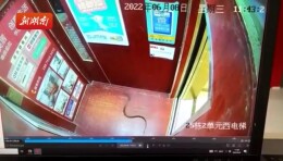 吓人！长沙一小区电梯间惊现蛇！