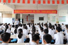 荷叶镇：法治讲座进校园 安全健康 “护绿苗”