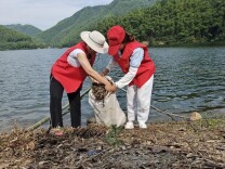 石牛乡：“红马甲”守护水清岸绿