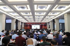 毛家主持召开凤凰县十三届县委理论学习中心组（扩大）第十三次集体学习会议