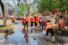 全域文明创建在行动丨凤凰环卫：集中攻坚清淤泥，全力以赴保清洁 ——县环卫局、家宝公司集中力量开展沱江河道沿岸淤泥清理行动