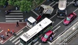 大客车拉倒通讯缆线，民警紧急处置保通畅