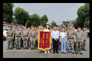 情系老兵办实事 退役军人送锦旗