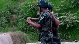 新兵投弹失手 爆炸瞬间中队长“神反应”处置