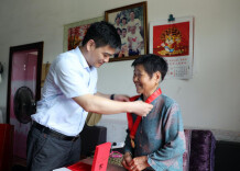 刘志刚走访慰问困难党员和老党员