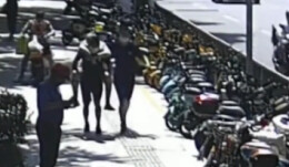 归队途中遇到老人骑车摔倒 消防员背起摔倒老人狂奔送医