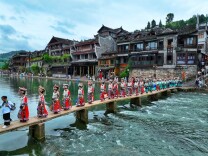 多彩民俗聚凤凰 银饰服饰展风采  ——2022年中国凤凰苗族银饰文化节暨“六月六”苗歌节热闹上演