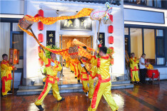 看火龙，品水鱼炖羊肉，莲乡夜晚有滋有味