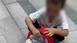 萌娃“废纸”里寻到奖状 走出霸气“台步”向妈妈炫耀