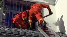 5岁女孩被大桌板压住被困房内 消防员温暖营救