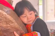 三岁半小女孩与“爸爸”深情拥抱，致敬公益达人张晓林