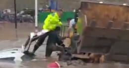 惊心动魄！交警一脚救出洪水中被困两人