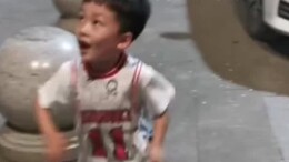 暖心！男孩默默向出警消防车敬礼