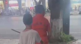 10岁男孩顶高温为环卫工妈妈打扇：妈妈很累，汗水都浸到眼里了