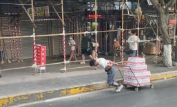 男子高温天拉重物路人主动帮忙