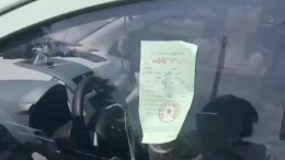 女子违章停车被老公贴罚单