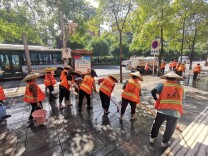 全域文明创建在行动丨“凤凰”涅槃，沐日浴水“创文明” ——凤凰县环卫局、家宝公司开展全城道路立面、地面精细化大清洗活动