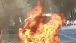 岳阳一轿车行驶中突然起火 消防紧急救援